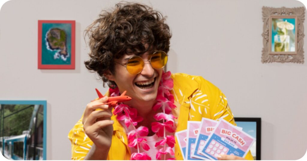 Una persona sostiene varias tarjetas de bingo 