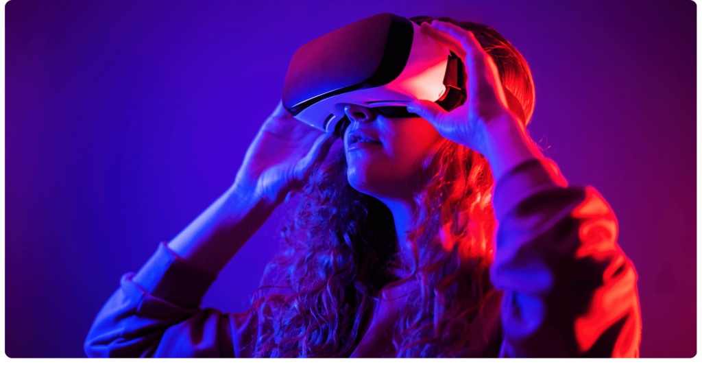 Mujer con gafas de realidad virtual