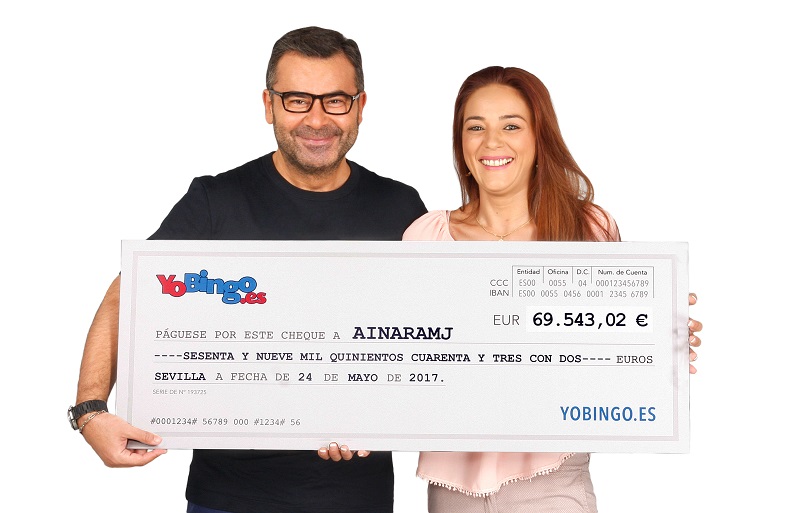 Jorge Javier Vázquez entrega el mayor premio de Bingo